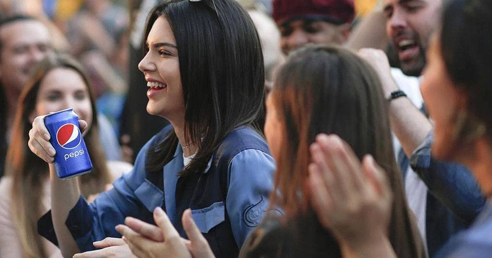 kendall jenner drinking a pepsi